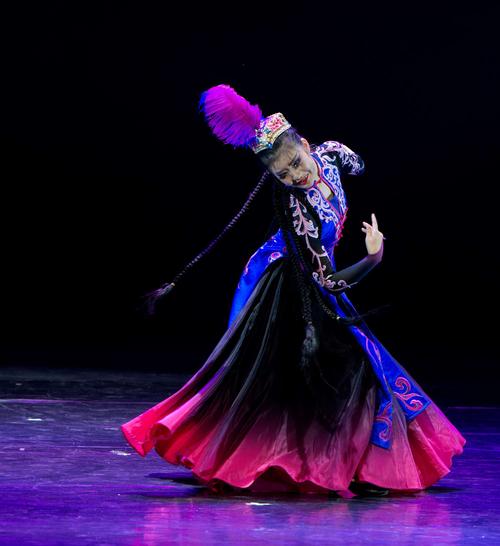 维吾尔族女子独舞《巴哈尔古丽》舞者:贾博
