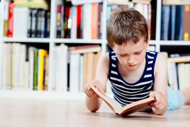 七岁的小男孩在图书馆看书
