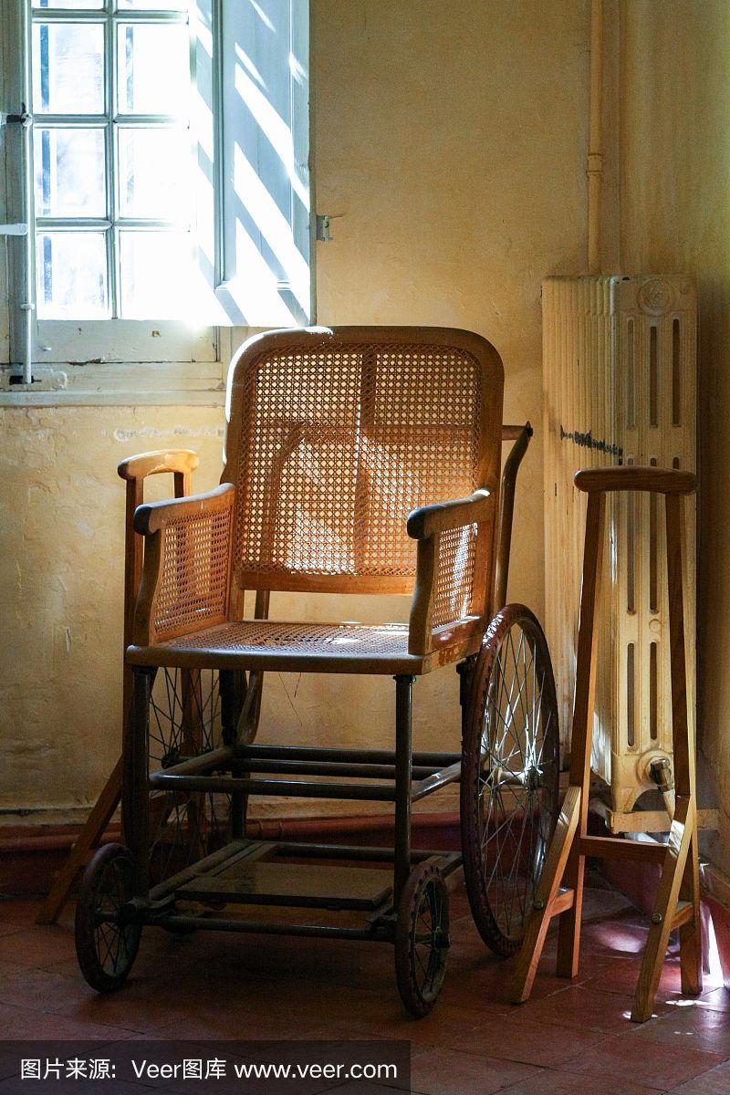 室内的旧木制轮椅.