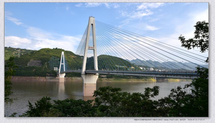 2019年7月22日,朝阳下的夔门大桥和奉节新城.