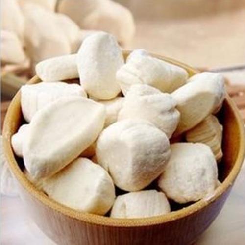 小锅白糖是东北人的叫法, 它由胶状麦芽糖制成,东北有句民谣:"糖瓜