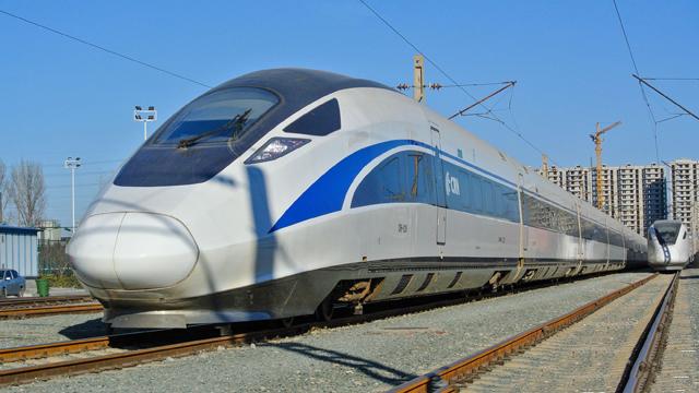 今日,官方正式公布的中国高铁"双车":由四方生产的 " 蓝海豚 " 动车组