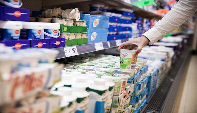 外国消费者在一家超市购买酸奶.图片来源 视觉中国