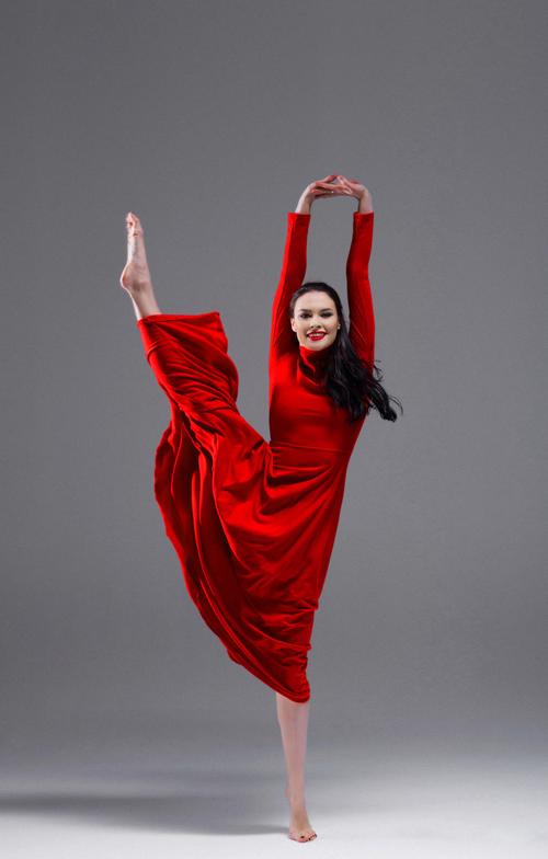 快乐微笑的红裙芭蕾舞演员活力青春活力美女三七女生节37女生节