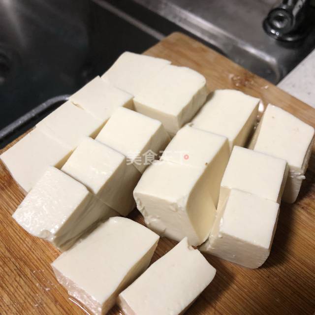 第3步,白豆腐切小块.