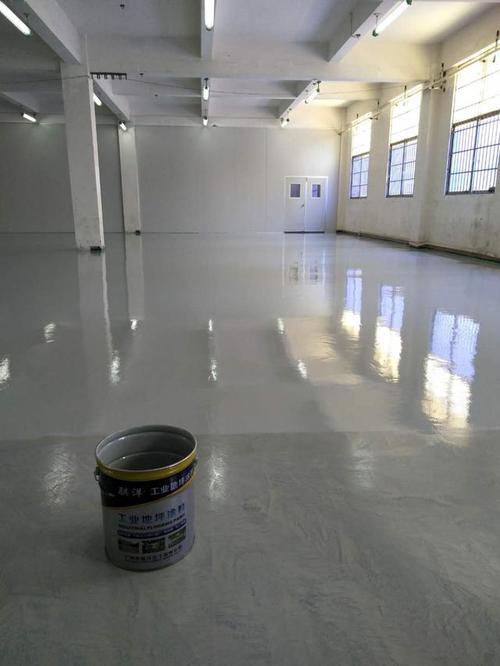 环氧自流平地坪漆是一种高强度,耐磨损,美观的地板.