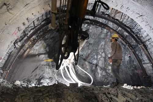 4月19日,中铁二十二局集团的建设者在南联山隧道掌子面做喷锚支护.