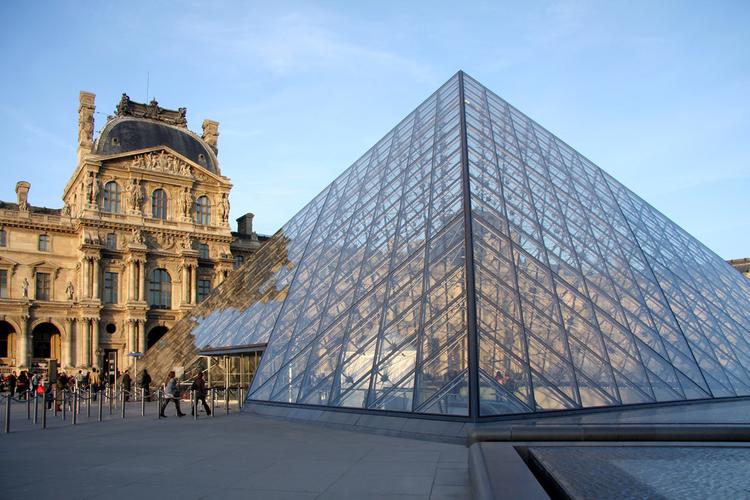 高清大图欧洲法国地标巴黎卢浮宫地标金字塔