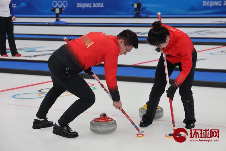 北京冬奥会首个开赛的竞赛项目冰壶拉开战幕观众为选手呐喊助威