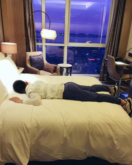 床睡一觉比站着还累,只能超软的床垫,所以住酒店也早先问问什么床垫