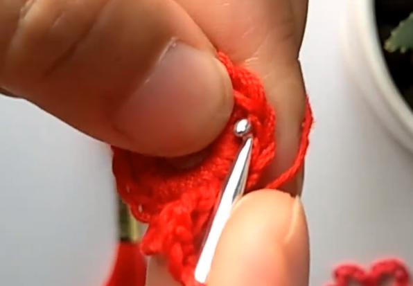 用毛线做可爱的花朵小挂件,编织方法这么简单