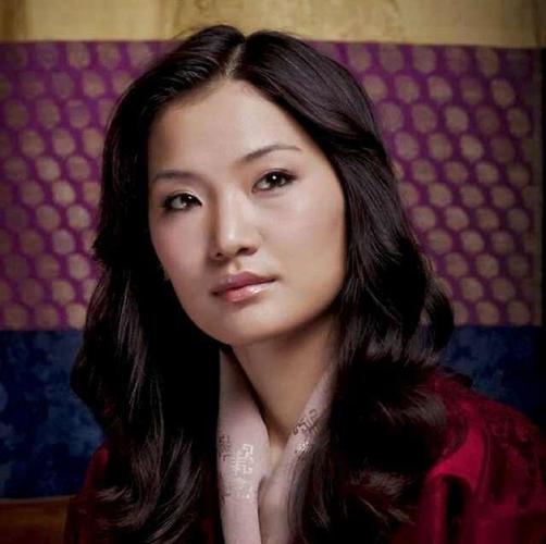 8年前不丹王后首次结婚,寒酸到戴"布艺皇冠",竟意外惊艳世人!
