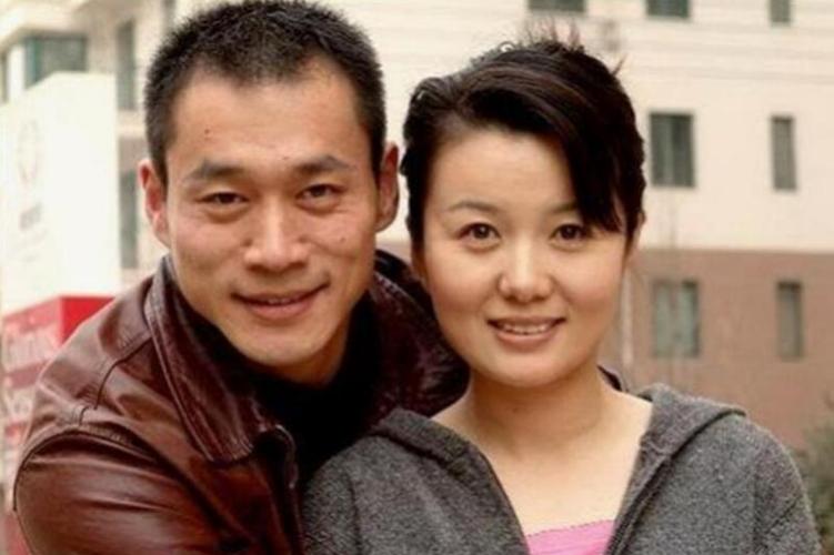 回顾著名演员丁海峰和初恋妻子相爱30年陪她抗癌把她当成宝