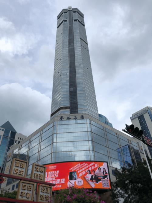 深圳赛格广场建成于2000年,位于深圳市交通干道深南中路与华强北路