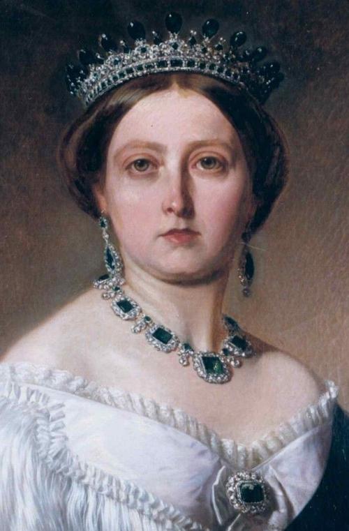 珠宝全球一周维多利亚女王祖母绿珠宝套装在伦敦首次公开展出