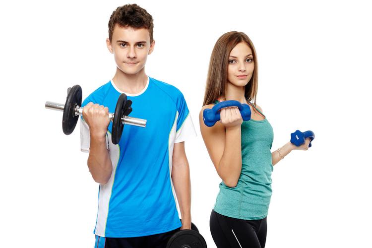 两个少年男孩和女孩做健身锻炼与孤立的白色背景上的权重健身男女健身