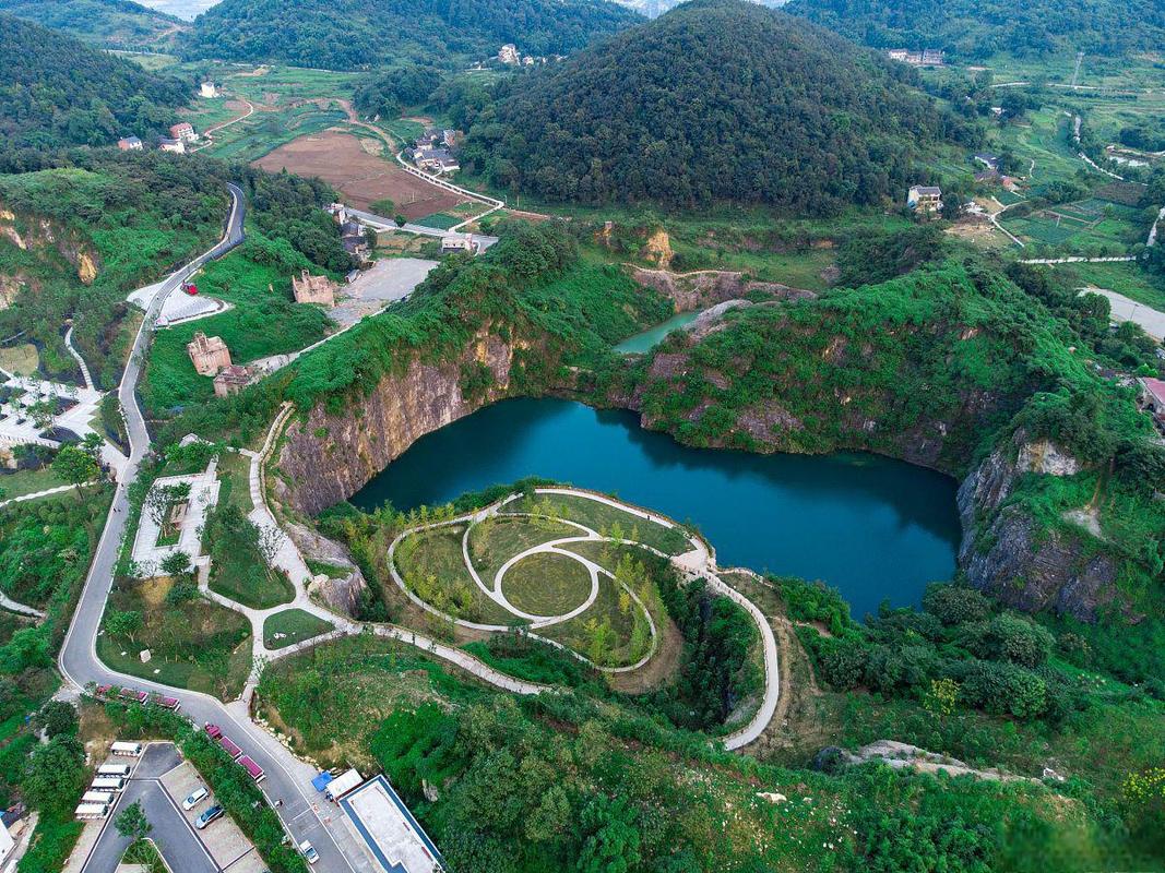 山矿山公园 铜锣山矿山公园是一个待建的旅游景区,位于重庆市渝北区