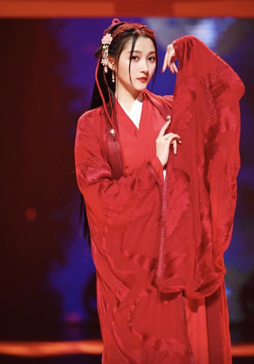 关晓彤身穿古装红衣秀舞技,拂袖而舞姿态迷人