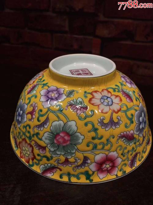珐琅彩瓷器黄地釉花卉碗
