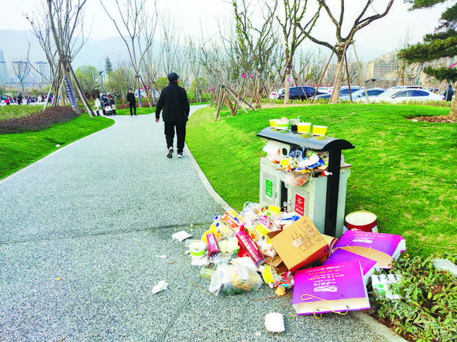 游客乱扔垃圾破坏景区环境