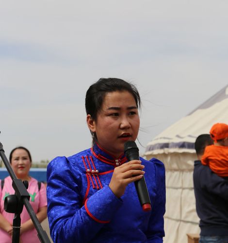 乌拉特前旗蒙古族中学成功举办了《十八岁成人仪式》