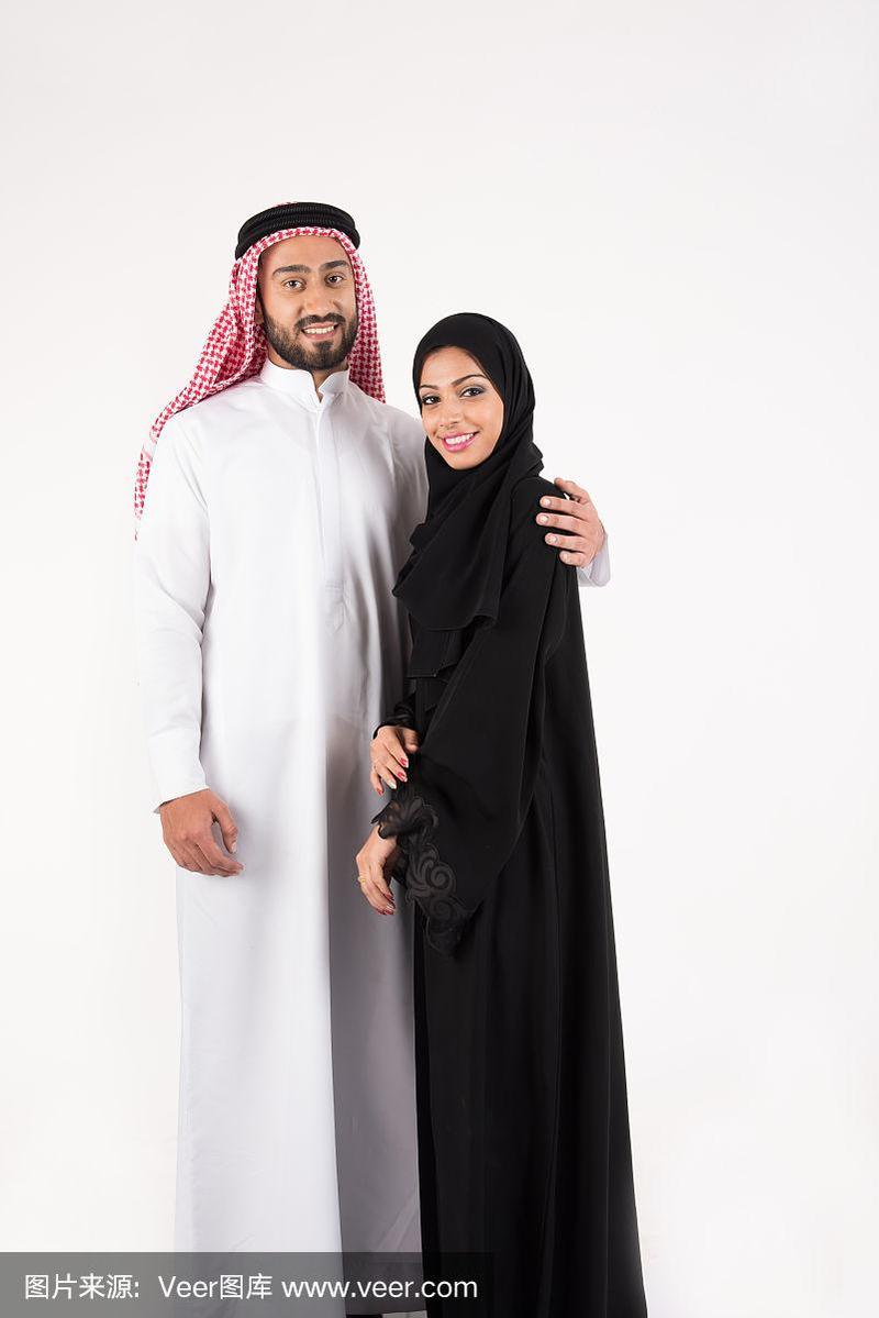 穿着传统服装的阿拉伯穆斯林夫妇