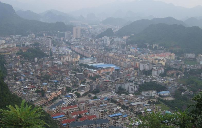位于中越边境的广西凭祥市与越南谅山接壤,素有祖国"南大门"之称.