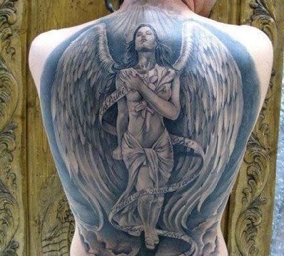 每个人都拥有翅膀的天使,因此,很多纹身爱好者都喜欢在后背上纹天使