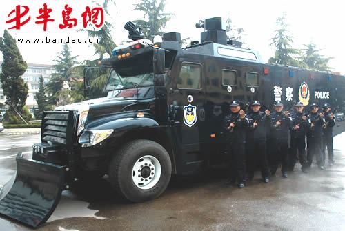 装甲防暴水炮车和手持防暴发射器的武装特警▲车载无线电台可多频道
