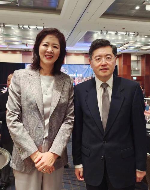 前中国女排主教练郎平已经62岁了,她自从2021年底的时候卸任了中国