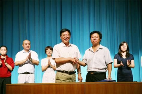杨化玉书记与海阳市京剧团团长李东晓共同签署了结对帮扶协议.