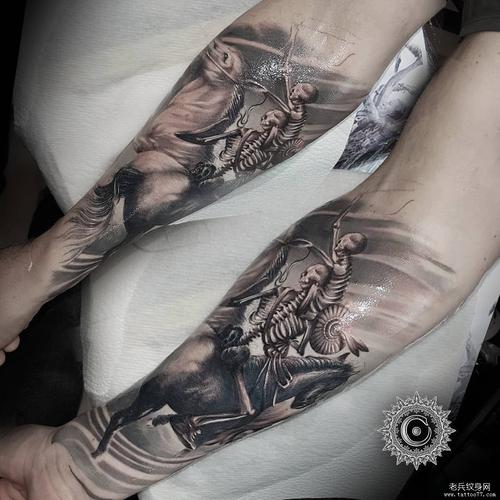 手臂黑灰骑士骷髅纹身图案