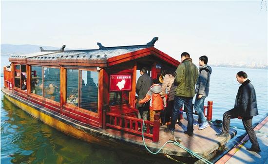 西湖开出水上巴士 - 杭州新闻中心 - 杭州网