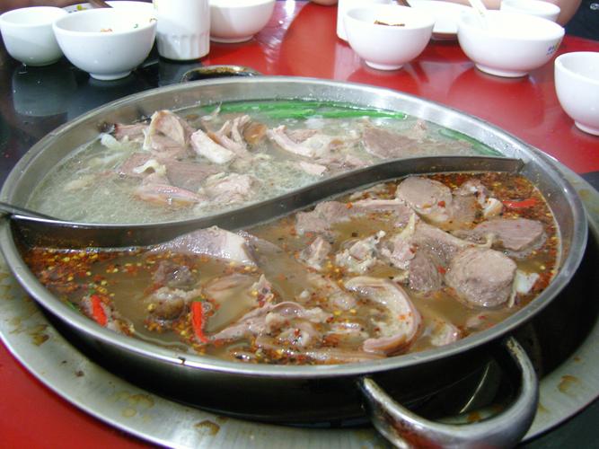 2023阿寿第一家黑山羊火锅美食餐厅,羊肉有很多都是被带皮直接切.