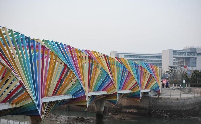 "彩虹桥"成为了万千游客追慕的对象,此桥是由七种颜色循环渐进组成的