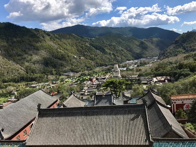 台怀镇是五台山景区的地理中心和食宿大本营,绝大多数寺庙也都集中在