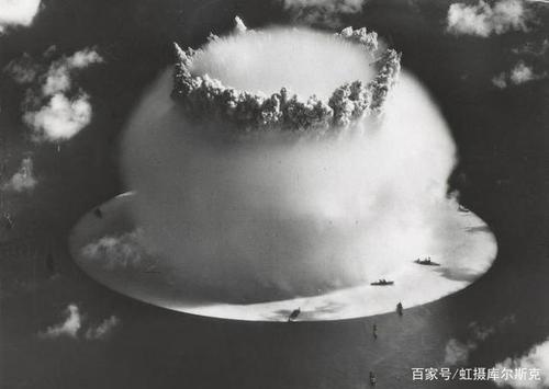 比基尼岛核试验,水下核弹爆炸,边上的黑点就是被测试的战舰.