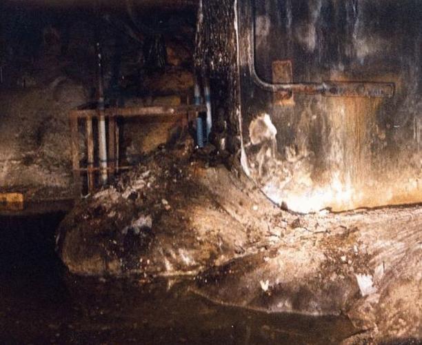 切尔诺贝利反应堆地下室固化的真皮熔岩 在事件发生八个月之后,在远程