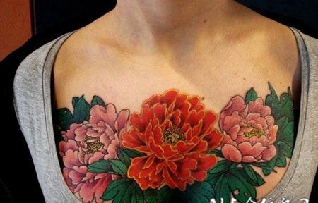 胸前的大红牡丹花纹身图案