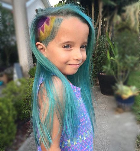 thomaston)为年仅6岁的女儿莱拉(lyra)染了一头绿松石色的头发,并将