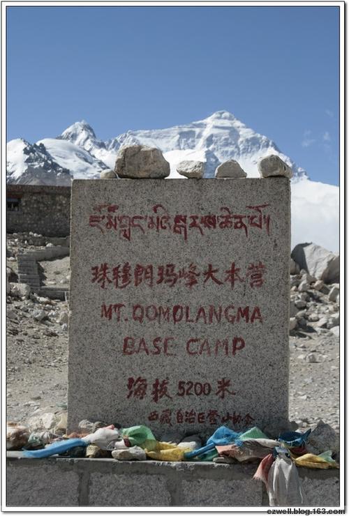 如果不是这块普通的石碑,很难让人相信这里就是传说中的珠峰大本营