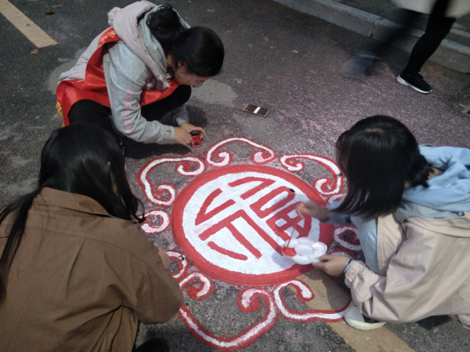 郑州师范学院青年志愿者协会" 井盖涂鸦"活动