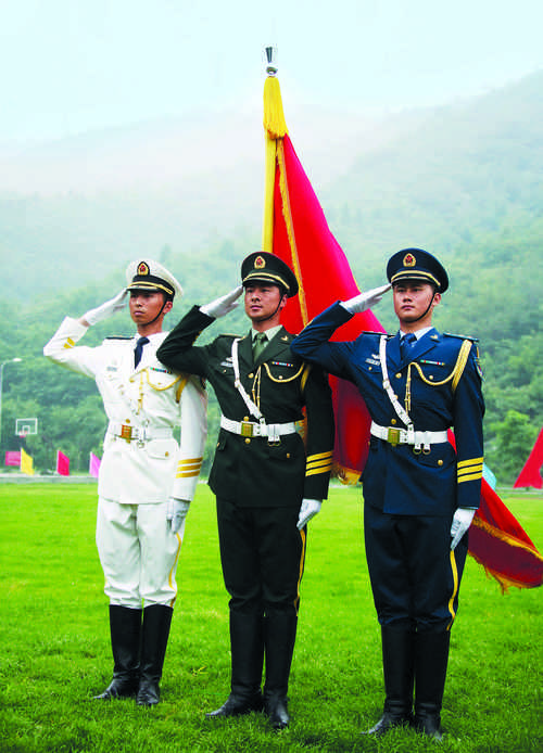 中国人民解放军07式礼服  发展概况 被装装备随着军队诞生而出现.