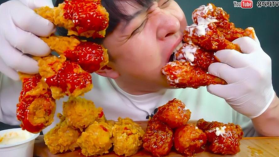 韩国小哥直播吃"爆辣"炸鸡,大口咀嚼超过瘾!不愧是"深渊巨口"