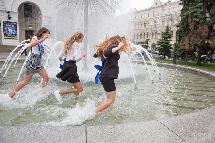 乌克兰中学生庆祝毕业 喷泉"湿身"欢庆