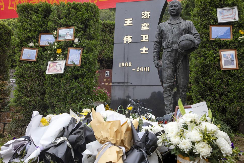 "海空卫士"王伟牺牲20周年 英雄墓前有人送来航母模型告慰_凤凰网资讯