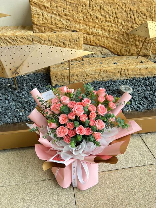 33朵粉玫瑰康乃馨花束