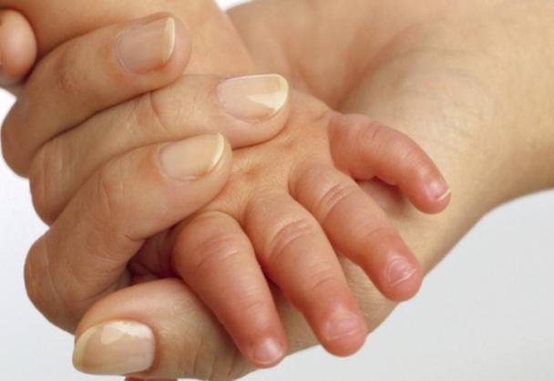 通过观察宝宝的指甲,就能看出宝宝的身体状况,要细心呵护