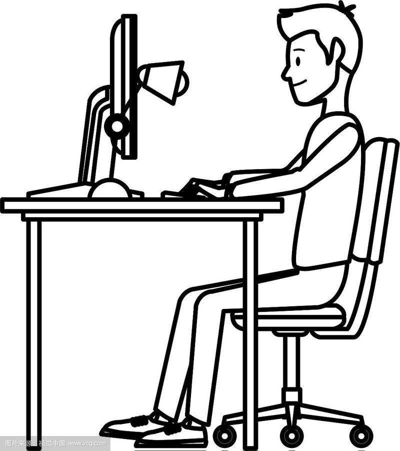 一个年轻人在办公桌旁用电脑工作