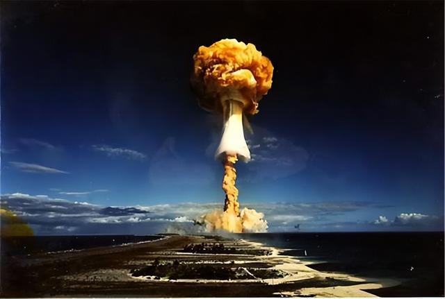 1964年10月16日15时,在新疆的罗布泊上空,腾空升起一朵巨大的蘑菇云